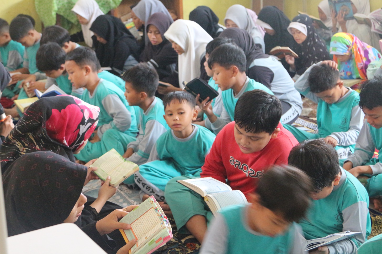 Siswa-siswi Ar-Rasyid sedang berlatih tahfidz Al-Quran
